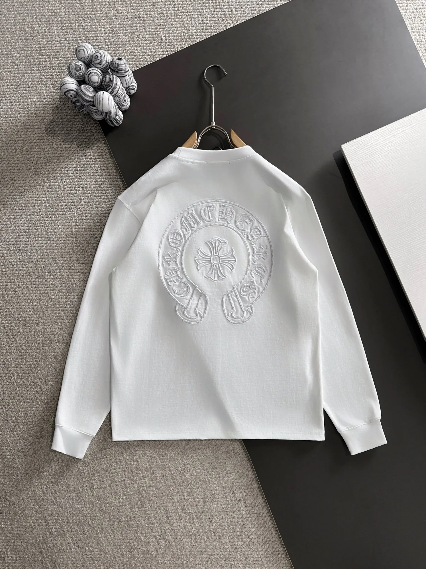 P270 Chrome Hearts* (exclusive quality in the market) hot style 2꯭0꯭2꯭5 new autumn style long T. Original ⌚️ high version Chrome Hearts. The fabric is made of 380g high-density pure cotton custom fabric. It does not deform or shrink. The three-dimensional drape is amazing. Process introduction: The front and back panels are embroidered with Behringer stacked show thousands of needles. Color: White SIZE: S-XXL